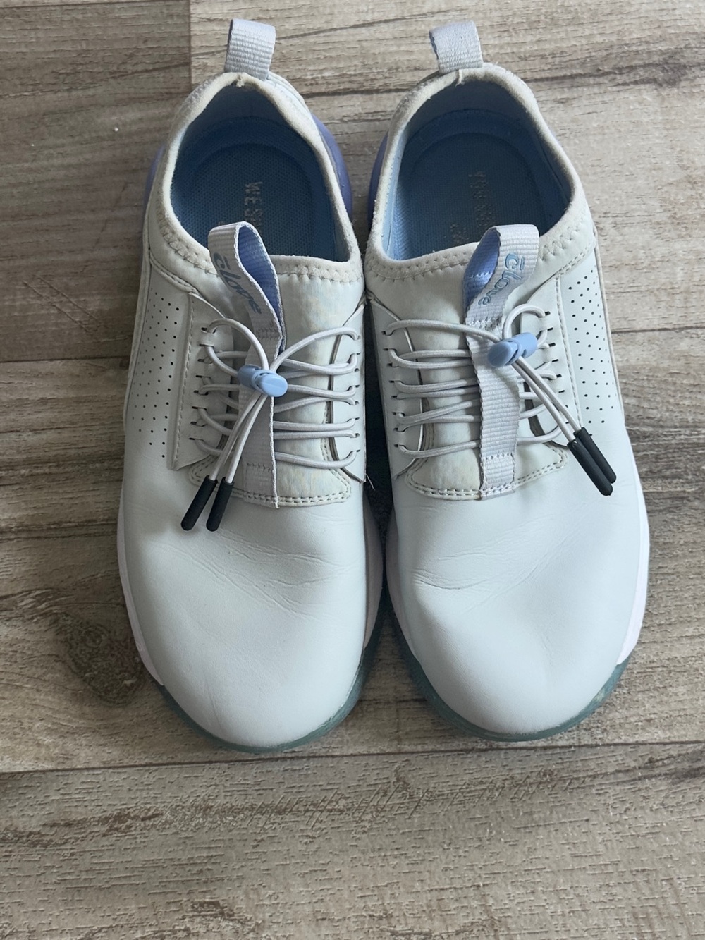 Clove nursing Sneakers size 7